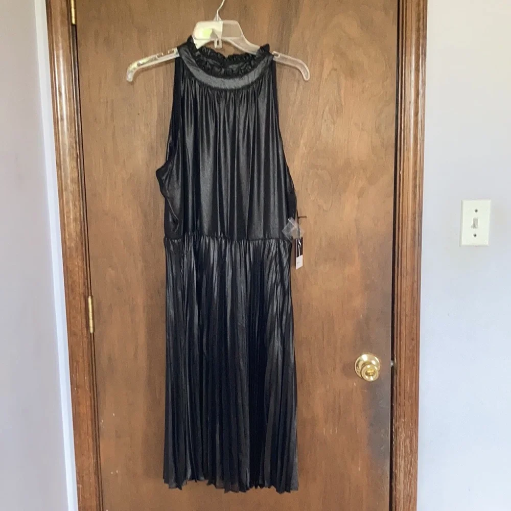 Relist1/24 Simply Vera Vera wang pleated bottom fit & flare black dress - Picture 4 of 16